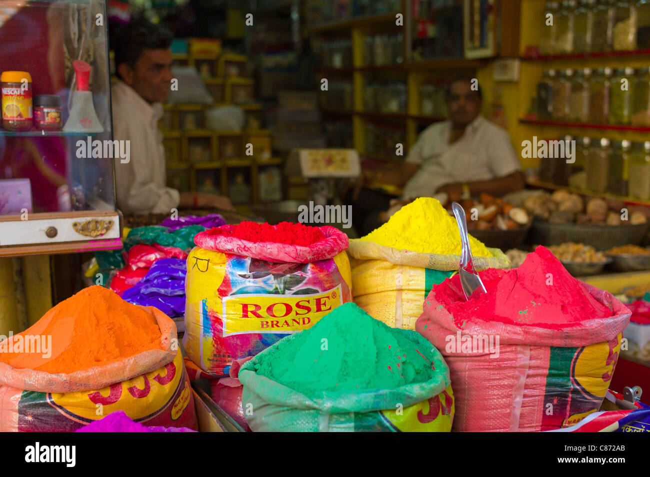 Pulver-Lackfarben für Holi Festival zum Verkauf an Katala Bazar in Jodhpur Altstadt, Rajasthan, Nordindien Stockfoto