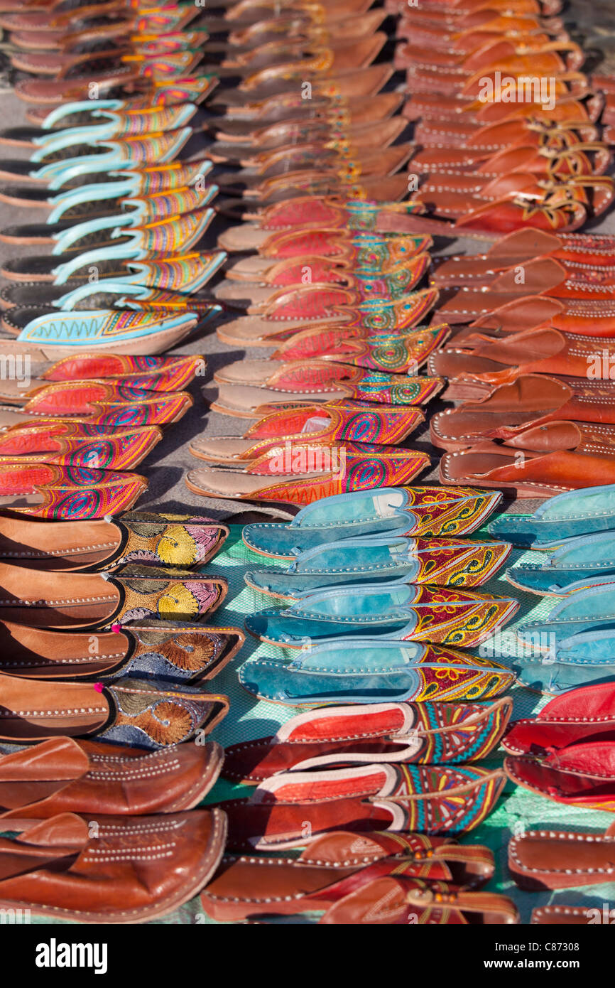 Traditionelle Lederschuhe zum Verkauf an Rohet, Rajasthan, Nordindien Stockfoto