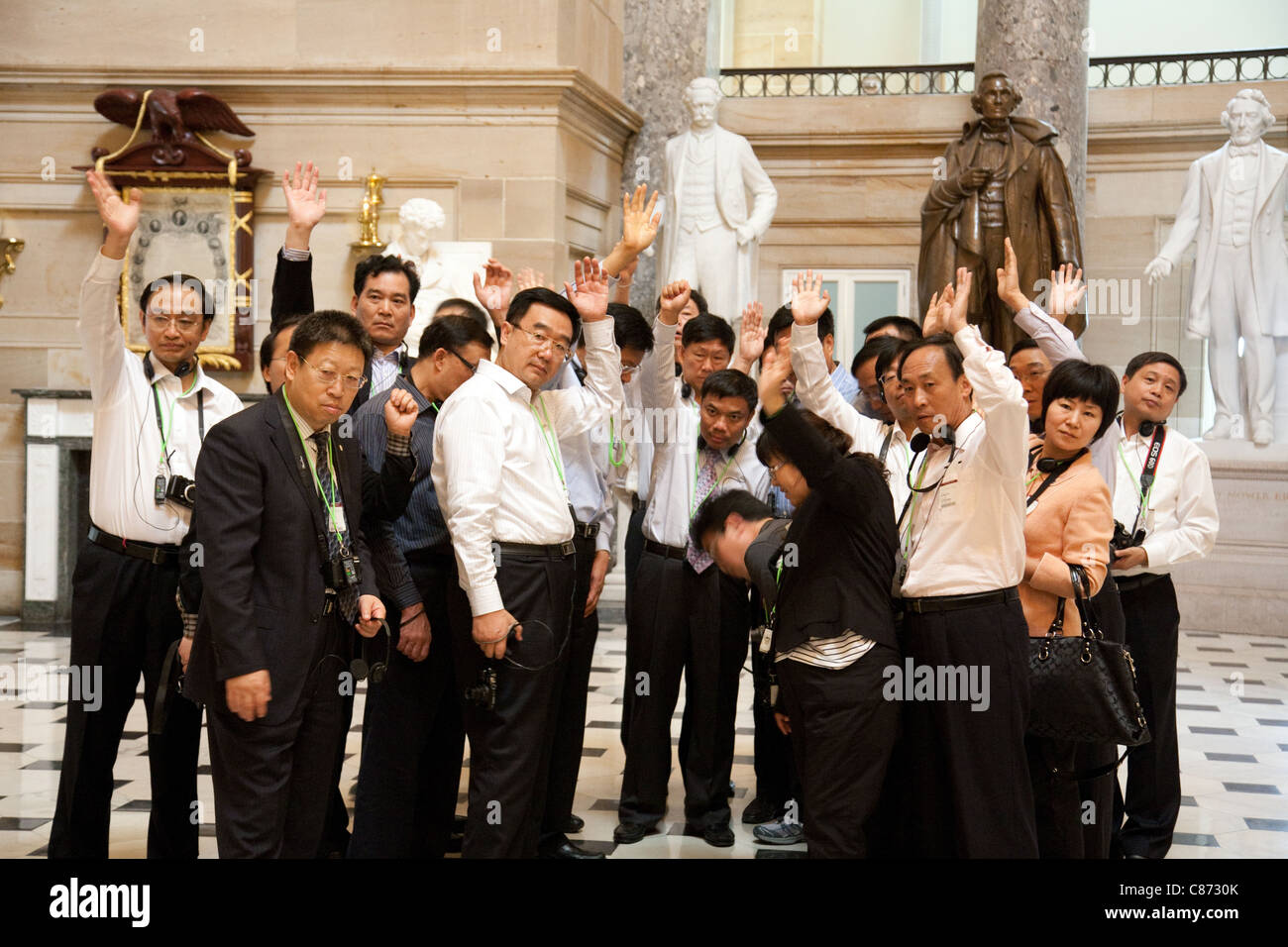 Eine Gruppe von asiatischen Touristen in der Rotunde, Kapitol, Washington DC USA Stockfoto