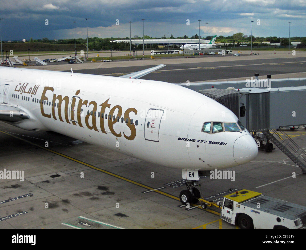 Emirates Airlines Boeing 777-300 ER, der internationale Flughafen Birmingham, Birmingham, West Midlands, England, UK, Europa. Stockfoto