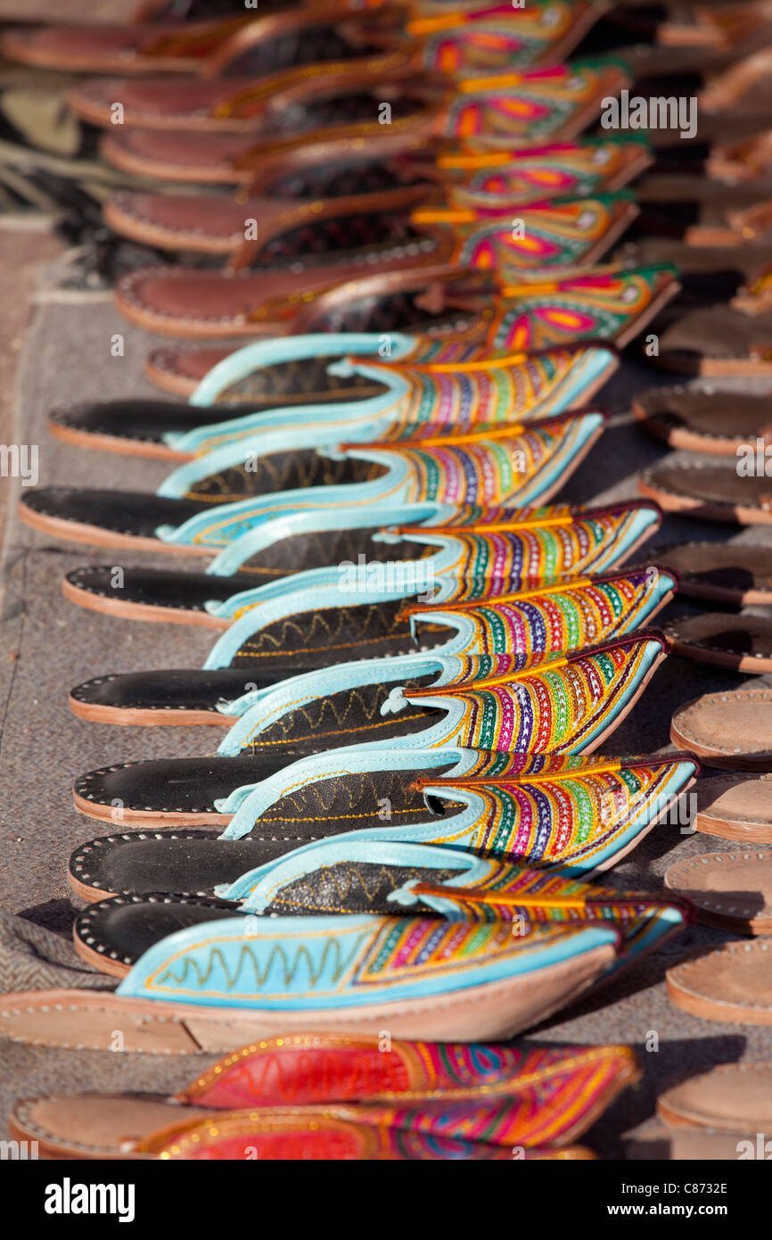 Traditionelle Lederschuhe zum Verkauf an Rohet, Rajasthan, Nordindien Stockfoto
