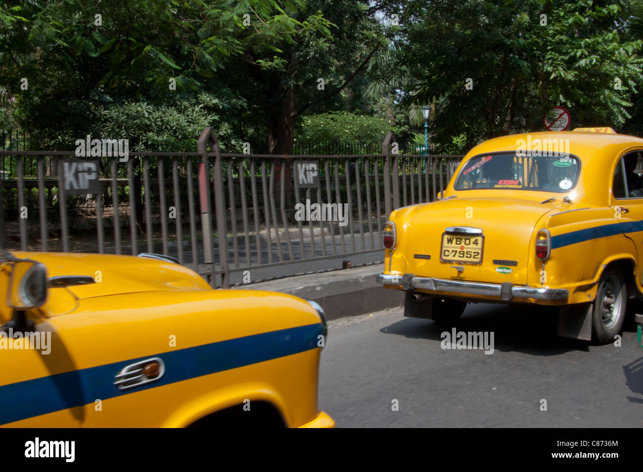 Gelben Taxis auf einer Straße in Kolkata (Kalkutta), West Bengal, Indien. Stockfoto