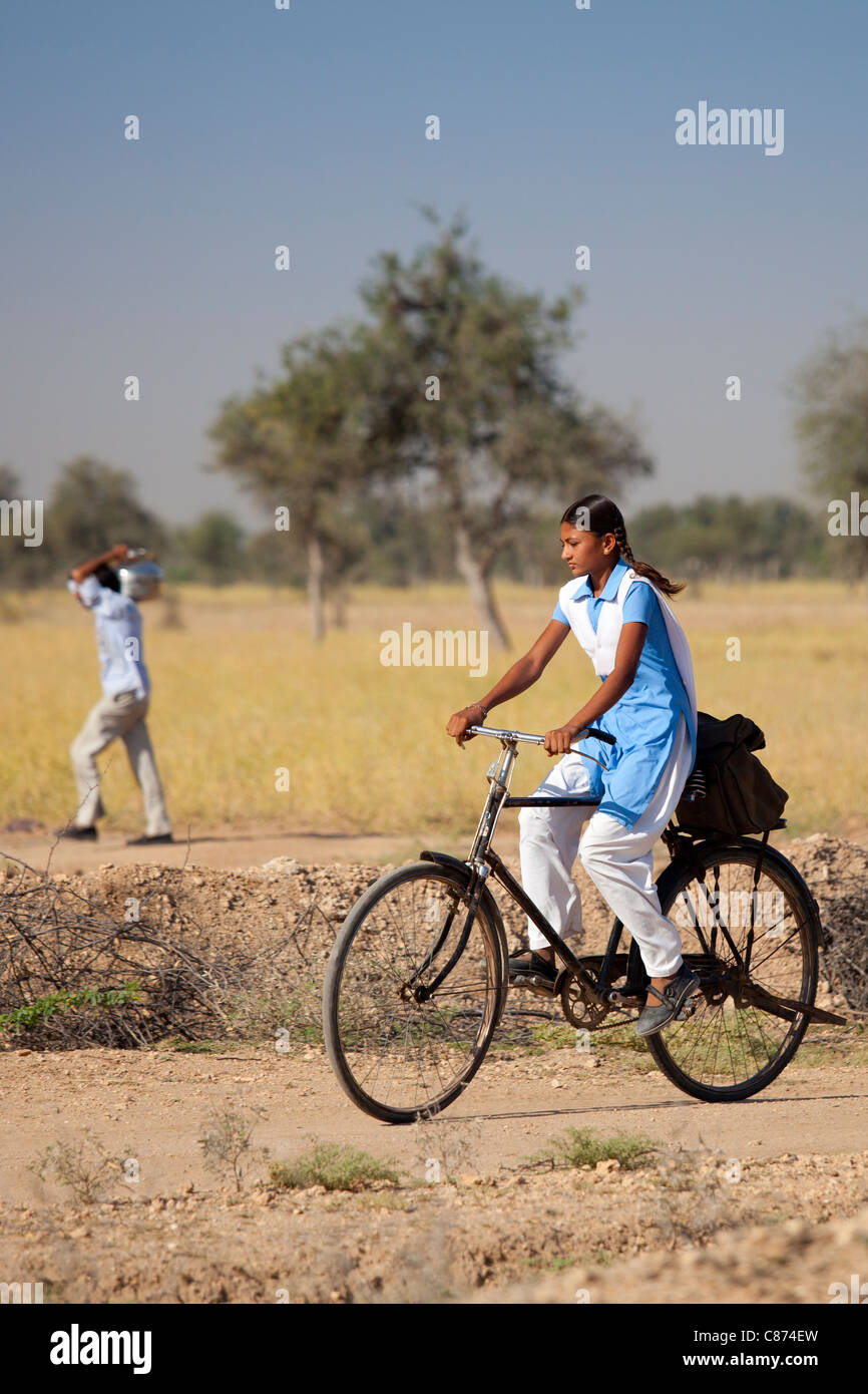 Indische Mädchen in der Schule einheitliche Reiten Fahrrad zu ihrer Schule in der Nähe von Rohet in Rajasthan, Nordindien Stockfoto