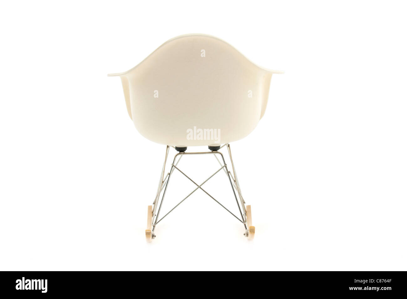 modernes Design Klassiker Eames-Schaukelstuhl auf weißem Hintergrund Stockfoto