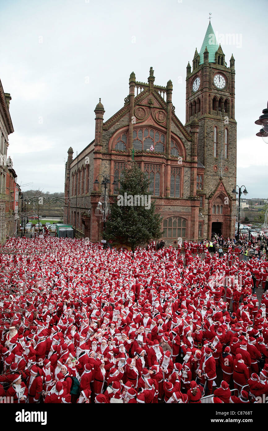 DERRY, Großbritannien - 09 Dezember: Atmosphäre. Über 10000 Menschen als Santa Claus Versuch der Guinness World Record in Derry, Nordirland in Guildhall Square Londonderry Irland gekleidet zusammenbauen Stockfoto
