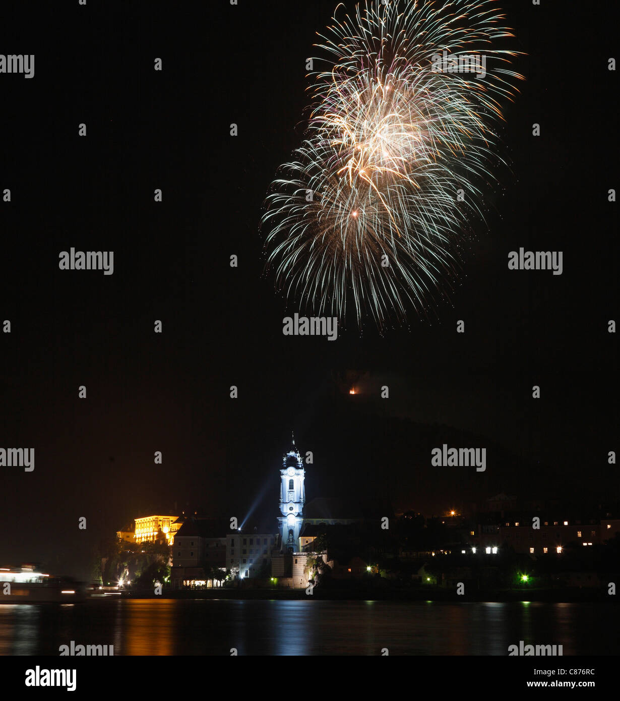 Österreich, Niederösterreich, Wachau, Dürnstein, Blick auf Feuerwerk Anzeige beim Mittsommerfest Stockfoto
