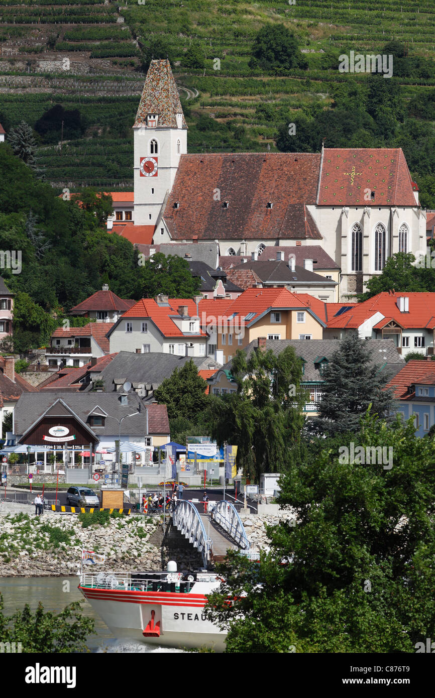 Österreich, Niederösterreich, Wachau, Spitz an der Donau, Blick auf das Dorf mit Boot im Vordergrund Stockfoto
