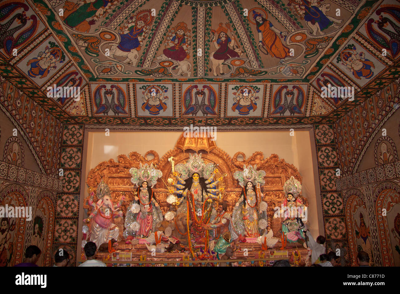 Komplizierte Jute Spitze Wandmalereien im "Kobiraj Bagan Durga Puja im' in 'Ultadanga', Kolkata (Kalkutta), West Bengal, Indien. Stockfoto