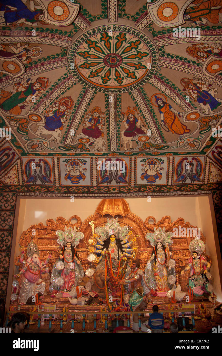 Komplizierte Jute Spitze Wandmalereien im "Kobiraj Bagan Durga Puja im' in 'Ultadanga', Kolkata (Kalkutta), West Bengal, Indien. Stockfoto