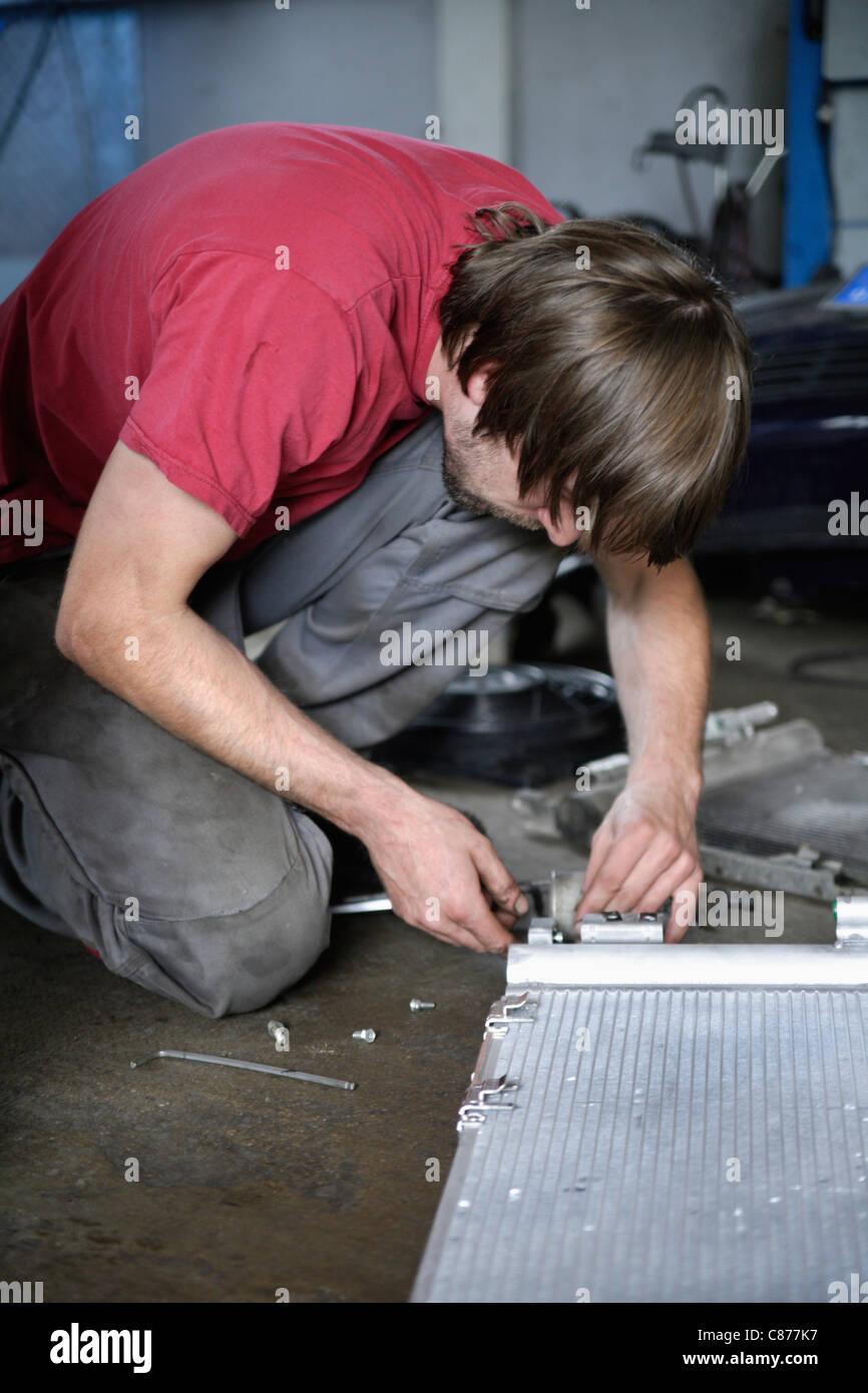 Deutschland, Ebenhausen, Mechatroniker arbeiten in Pkw-garage Stockfoto