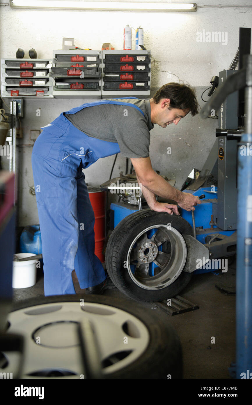 Deutschland, Ebenhausen, Mechatroniker arbeiten an Reifen in Pkw-garage Stockfoto