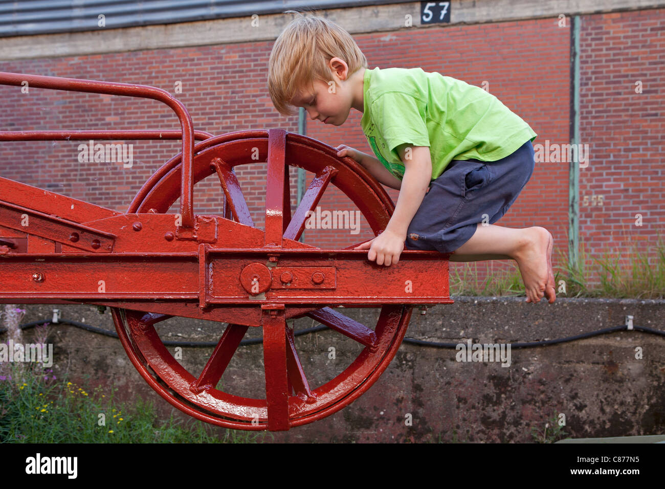 kleiner Junge beim Hafenmuseum Hamburg Wilhelmsburg, Germany Stockfoto