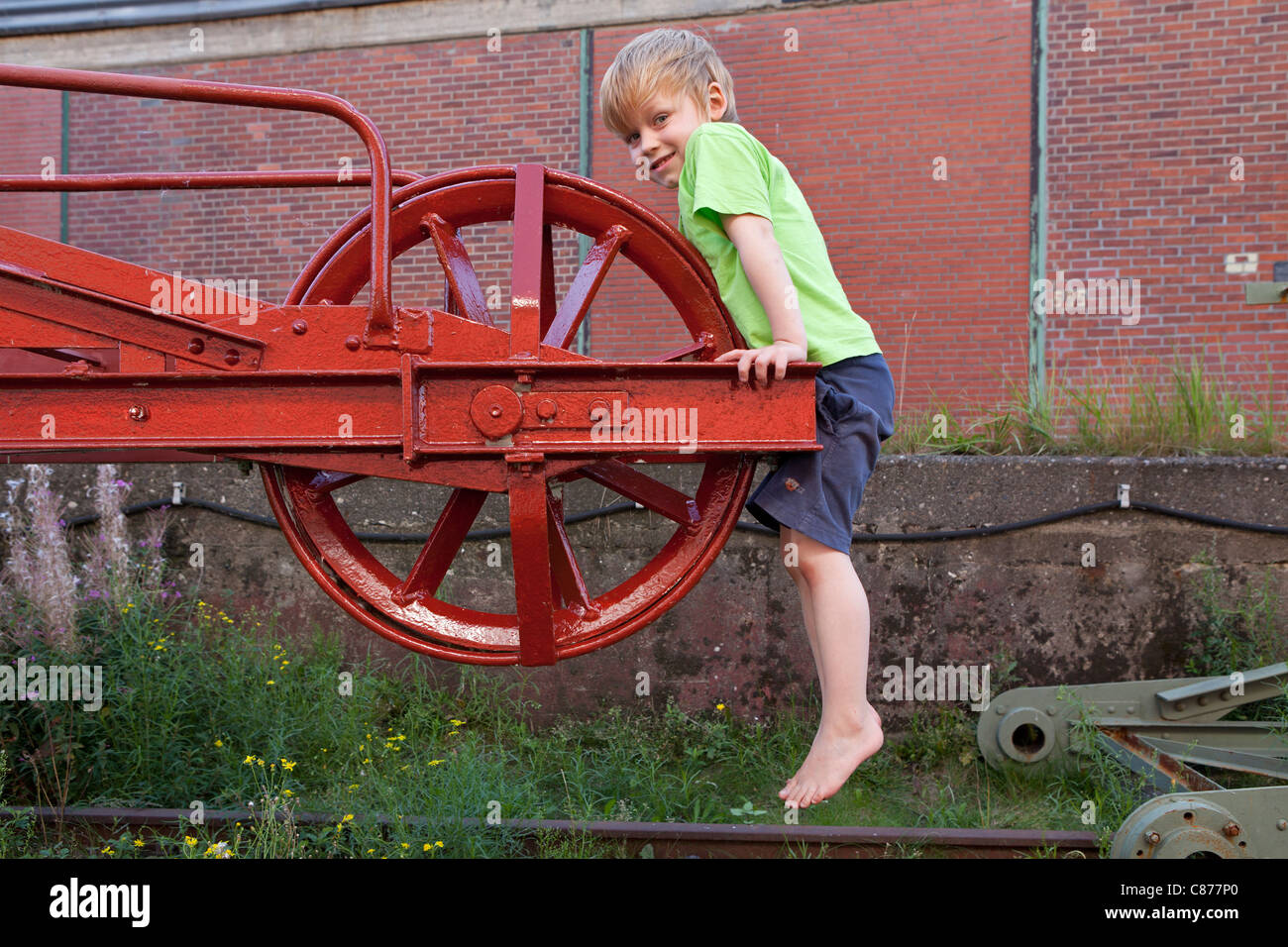 kleiner Junge beim Hafenmuseum Hamburg Wilhelmsburg, Germany Stockfoto
