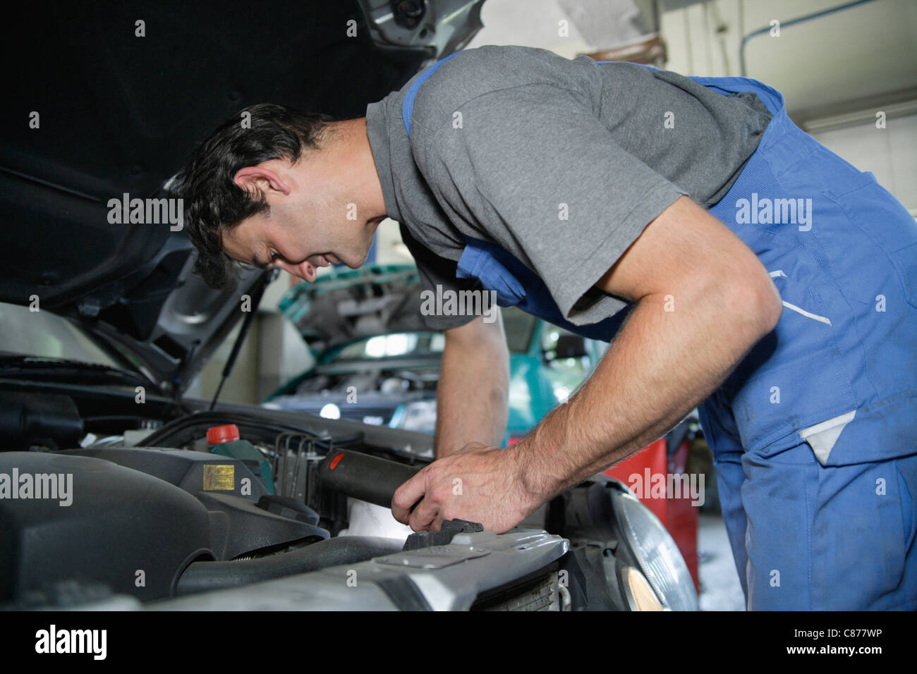 Deutschland, Ebenhausen, Mechatroniker arbeiten in Pkw-garage Stockfoto