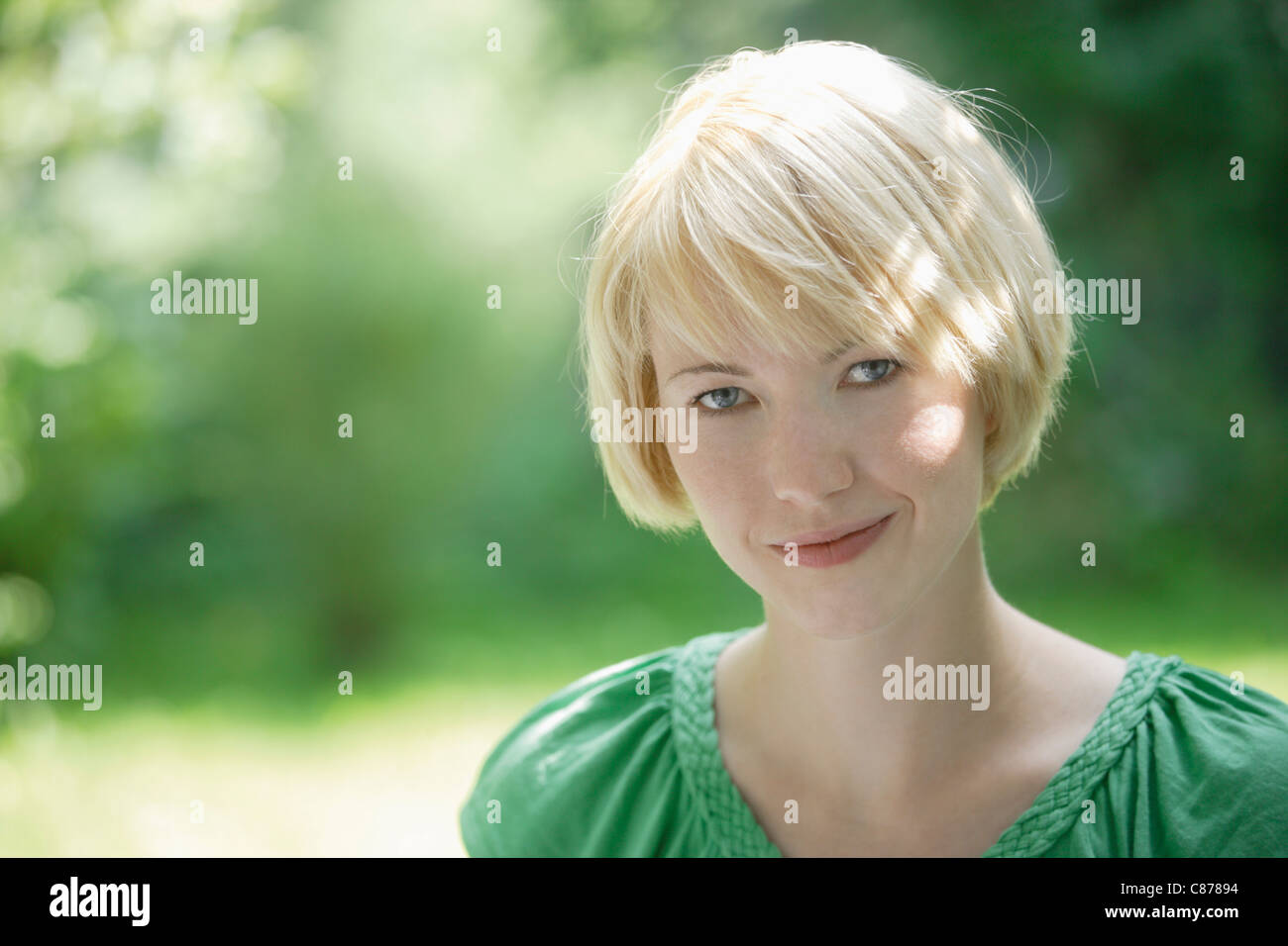 Deutschland, Bayern, Schäftlarn, Nahaufnahme von junge Frau im Park, Porträt, Lächeln Stockfoto