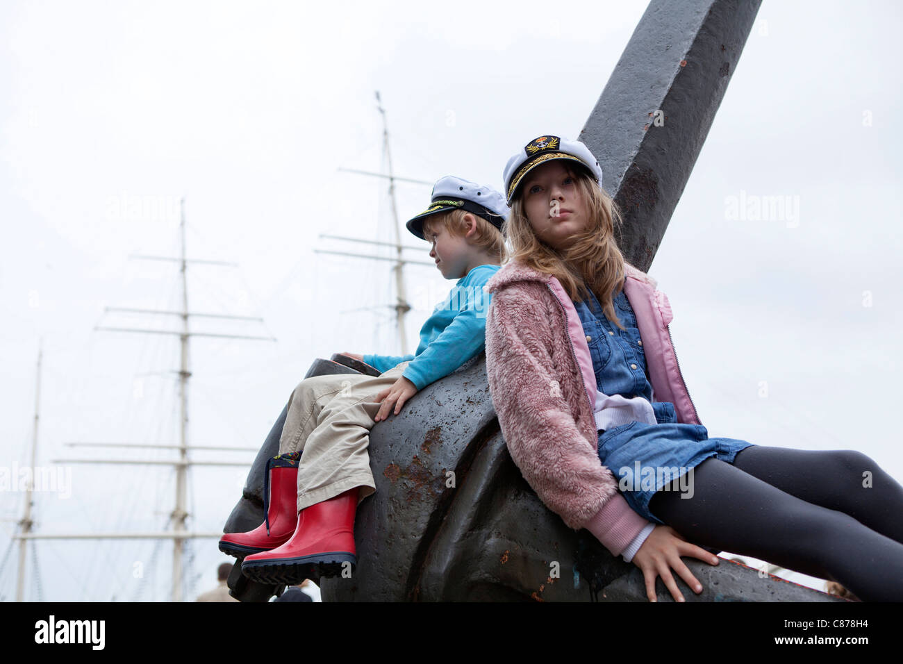 Kinder mit Sailor´s Hut sitzt auf einem Anker, Hamburger Hafen, Deutschland Stockfoto