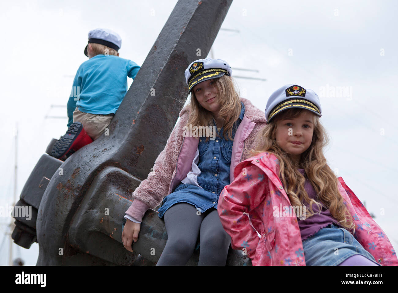 Kinder mit Sailor´s Hut sitzt auf einem Anker, Hamburger Hafen, Deutschland Stockfoto