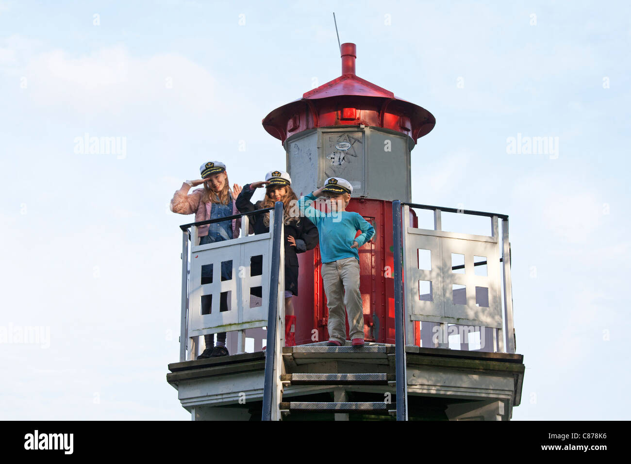 Kinder mit Sailor´s Hüte auf einem Leuchtturm, Hamburg-Wilhelmsburg, Deutschland Stockfoto