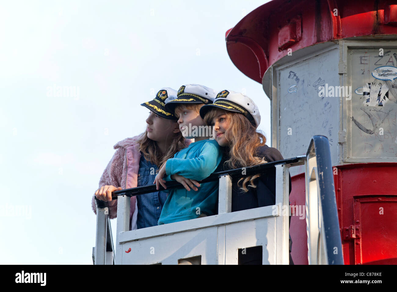 Kinder mit Sailor´s Hüte auf einem Leuchtturm, Hamburg-Wilhelmsburg, Deutschland Stockfoto