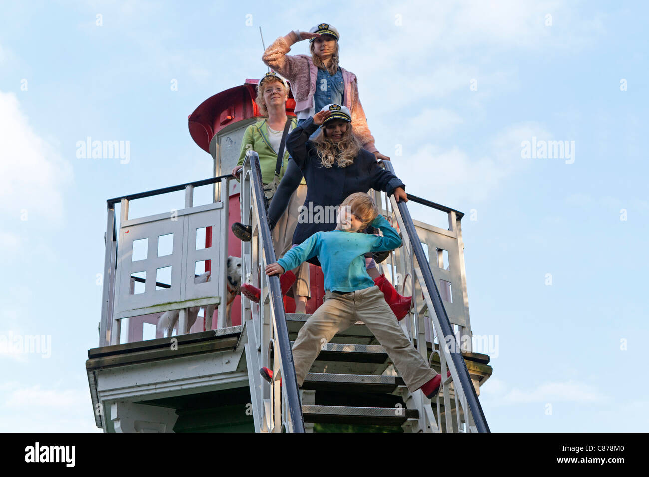 Kinder mit Sailor´s Hüte auf einem Leuchtturm, Hamburg-Wilhelmsburg, Deutschland Stockfoto