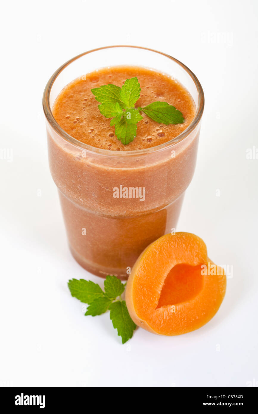 Nahaufnahme von Apricot Smoothie auf weißem Hintergrund Stockfoto