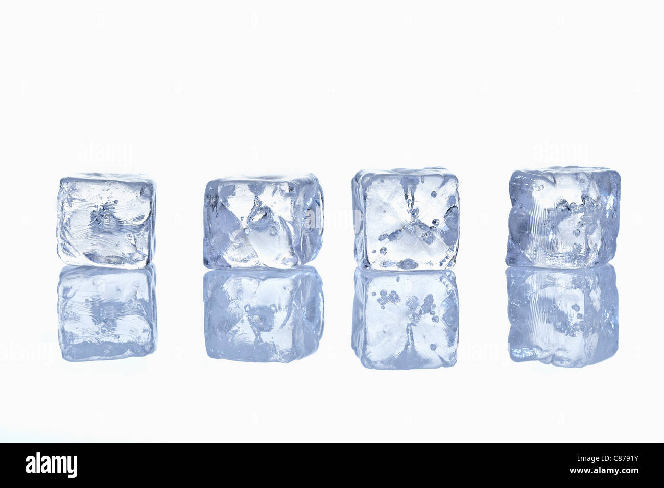 Eiswürfel im glas Ausgeschnittene Stockfotos und -bilder - Alamy