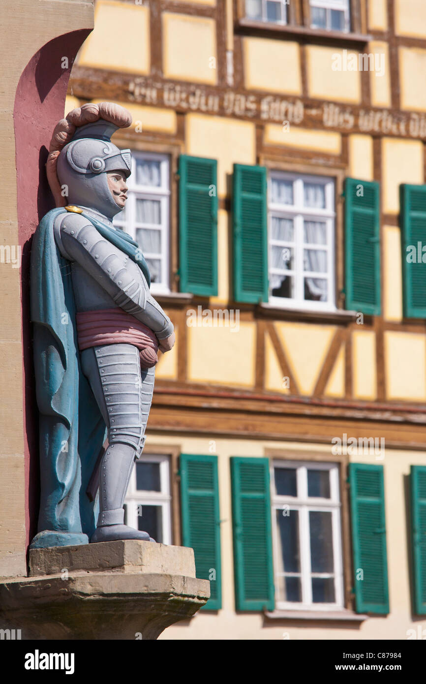 Deutschland, Baden-Württemberg, Schwäbisch Hall, alte Statue von Cavalier mit gerahmten Haus im Hintergrund Stockfoto