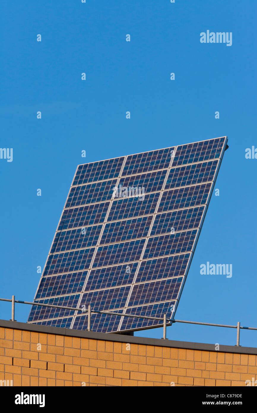 Deutschland, Baden-Wurttemberg, Stuttgart, Ansicht von Solar-Panel auf der Oberseite Bürogebäude Stockfoto
