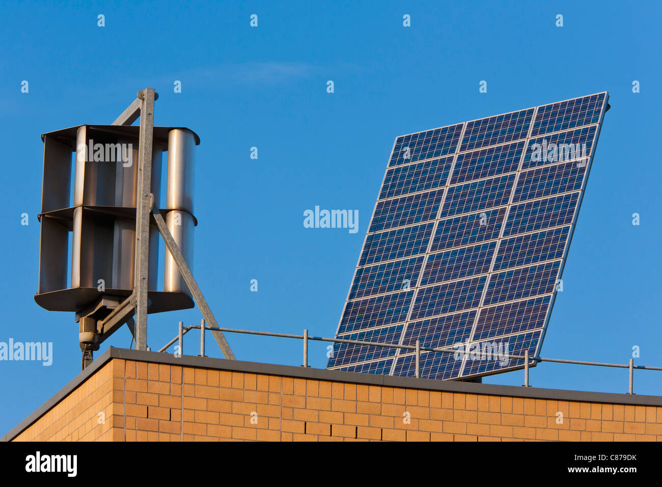 Deutschland, Baden-Wurttemberg, Stuttgart, Blick auf solar-Panel und Wind Turbine auf Bürogebäude Stockfoto