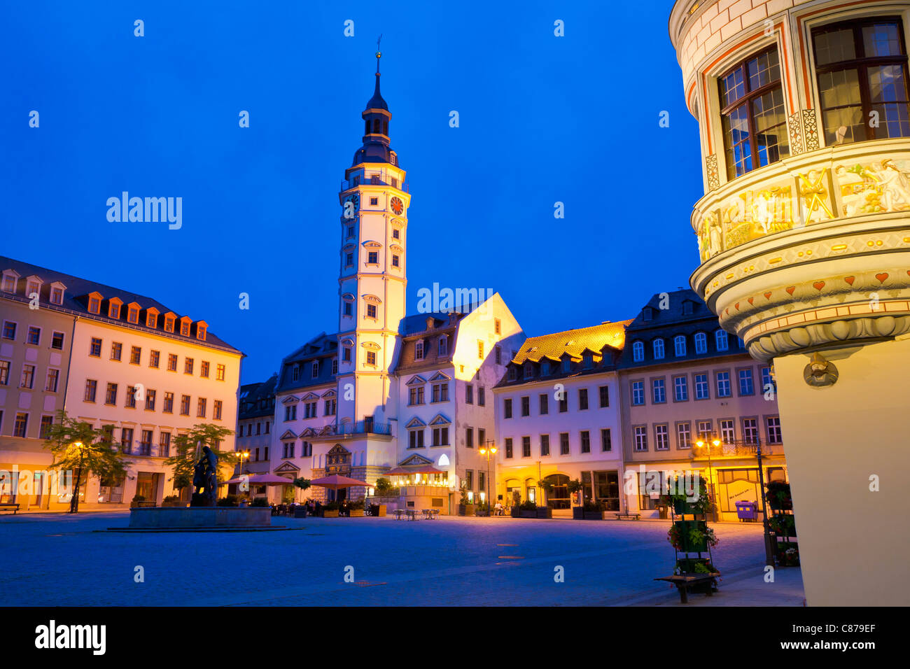 Deutschland, Thüringen, Gera, Blick auf Rathaus und eingerichteten Stadtapotheke Gebäude am Marktplatz Stockfoto