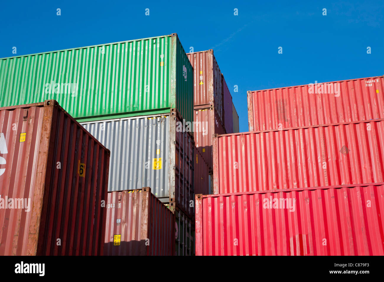 Deutschland, Baden-Wurttemberg, Stuttgart, Blick auf gestapelten Container im Containerhafen Stockfoto
