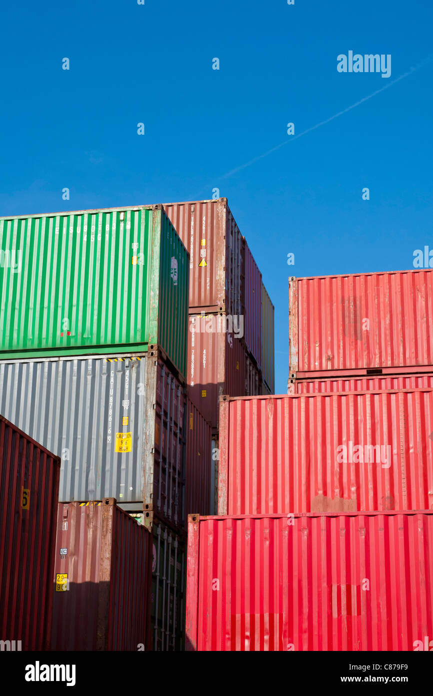 Deutschland, Baden-Wurttemberg, Stuttgart, Blick auf gestapelten Container im Containerhafen Stockfoto