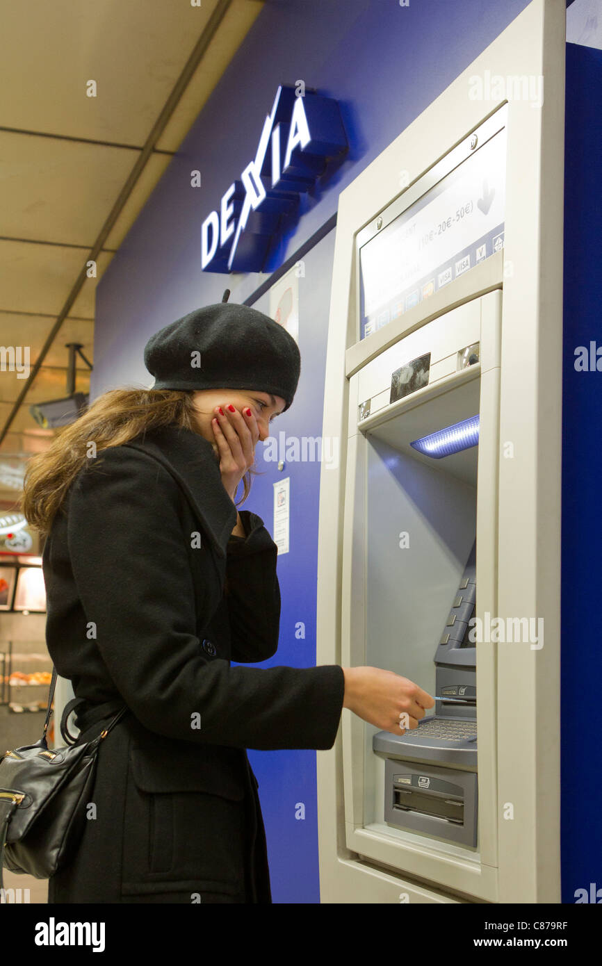 Frau am Geldautomat Stockfoto