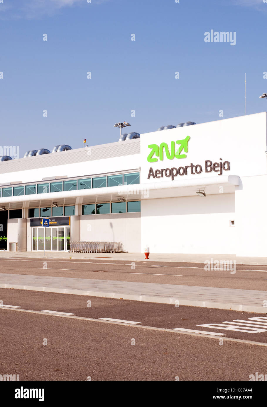 Fassade des neuen Flughafenterminals Beja im Alentejo, Süd-Portugal Stockfoto