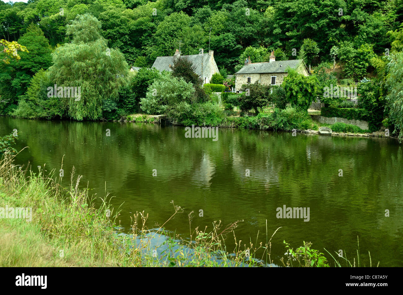 Häuser am Fluss La Mayenne (Mayenne, Pays De La Loire, Frankreich). Stockfoto