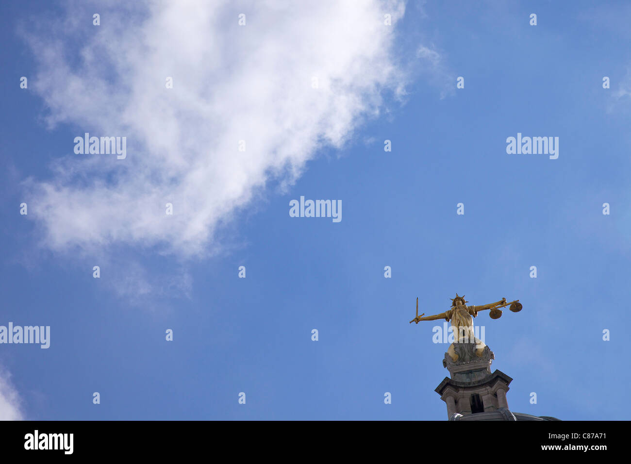 Statue der Justitia mit Schwert, Waage und Augenbinde, Old Bailey, Central Criminal Court, London, England, UK, Vereinigtes Königreich Stockfoto