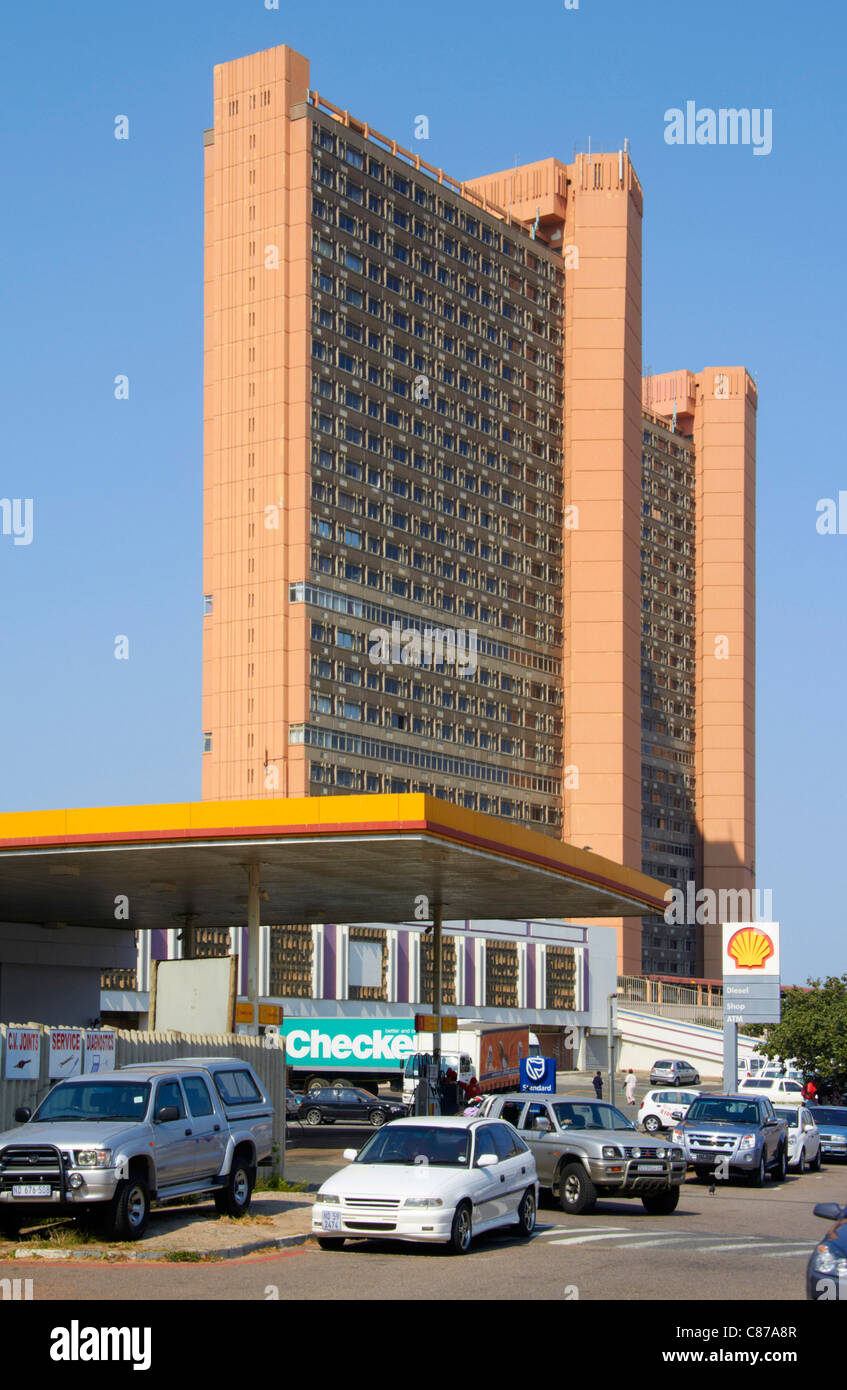 Shell-Tankstelle und Hochhaus Wohnblock. Amanzimtoti, KwaZulu-Natal, Südafrika. Stockfoto