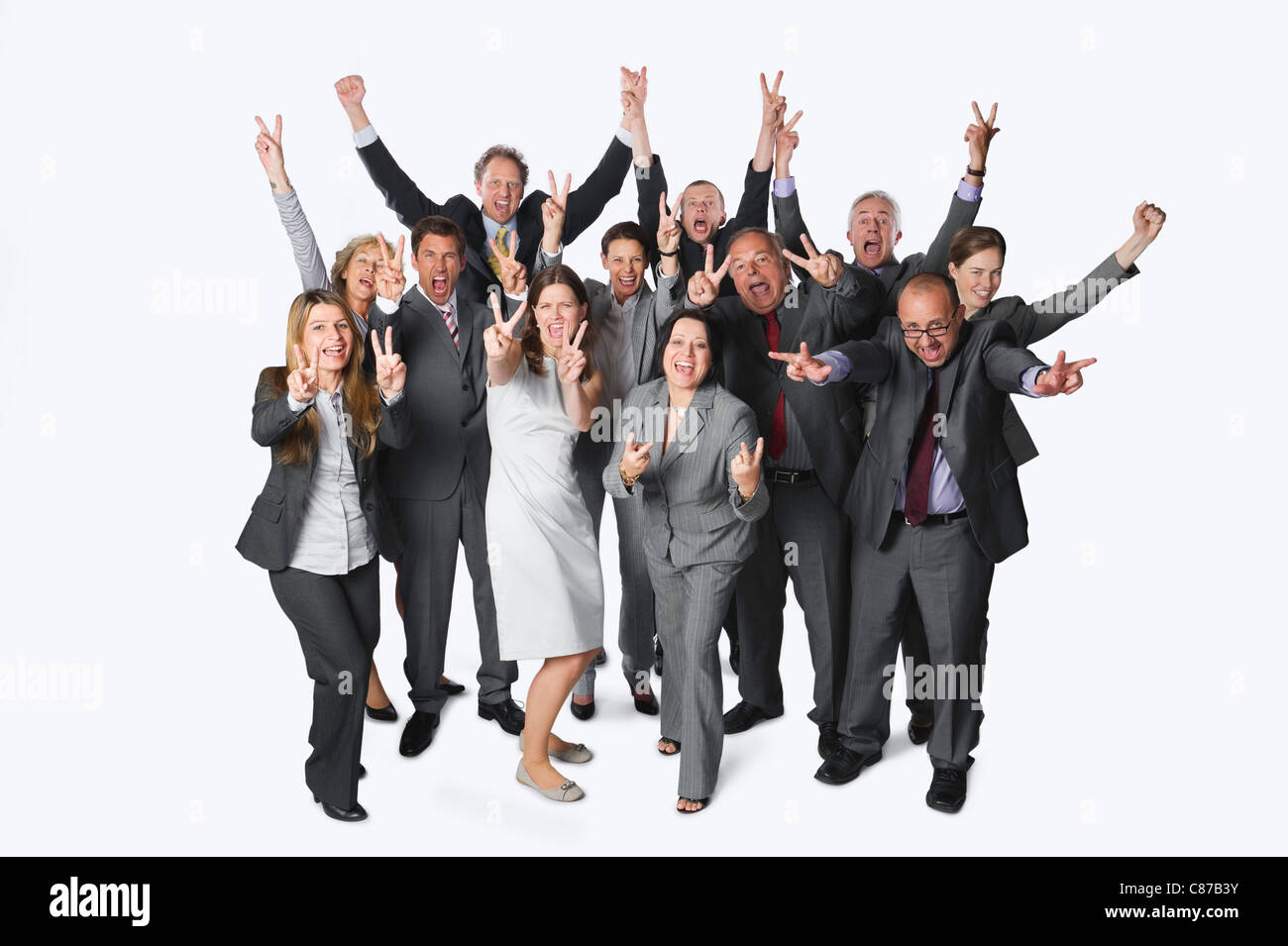 Große Gruppe von Geschäftsleuten mit Victory-Zeichen vor weißem Hintergrund Stockfoto