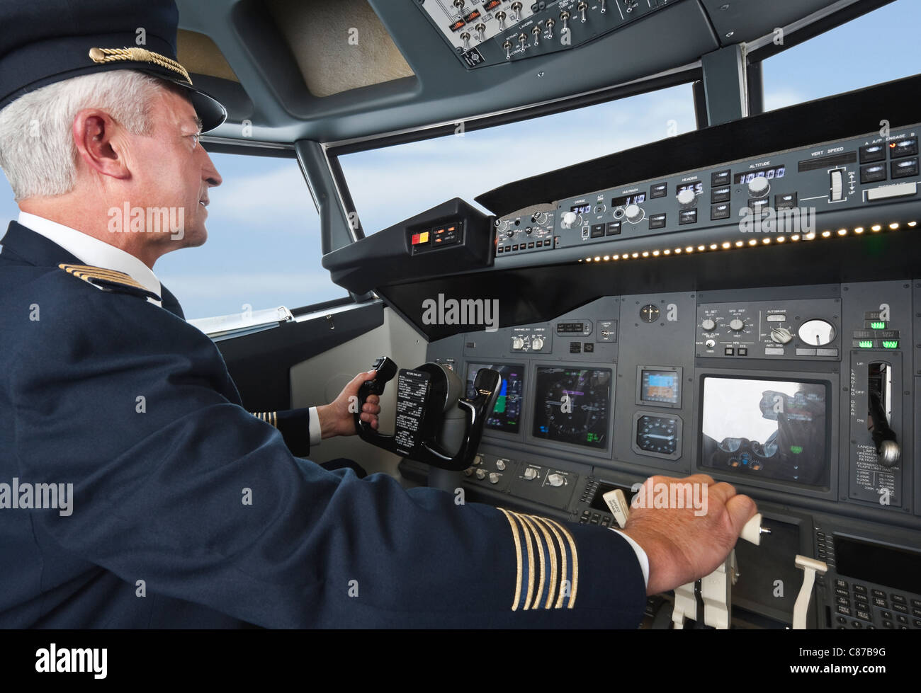 Deutschland, Bayern, München, Senior Flug Kapitän Pilotierung Flugzeug aus Flugzeug-cockpit Stockfoto