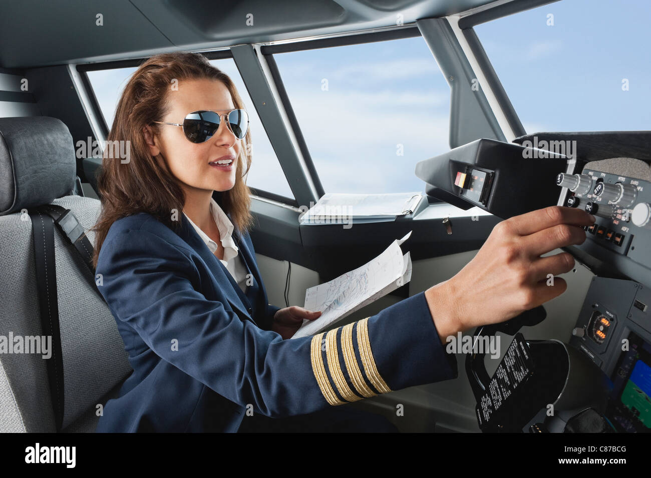 Deutschland, Bayern, München, Frau Flugkapitän mit Karte im Flugzeug-cockpit Stockfoto