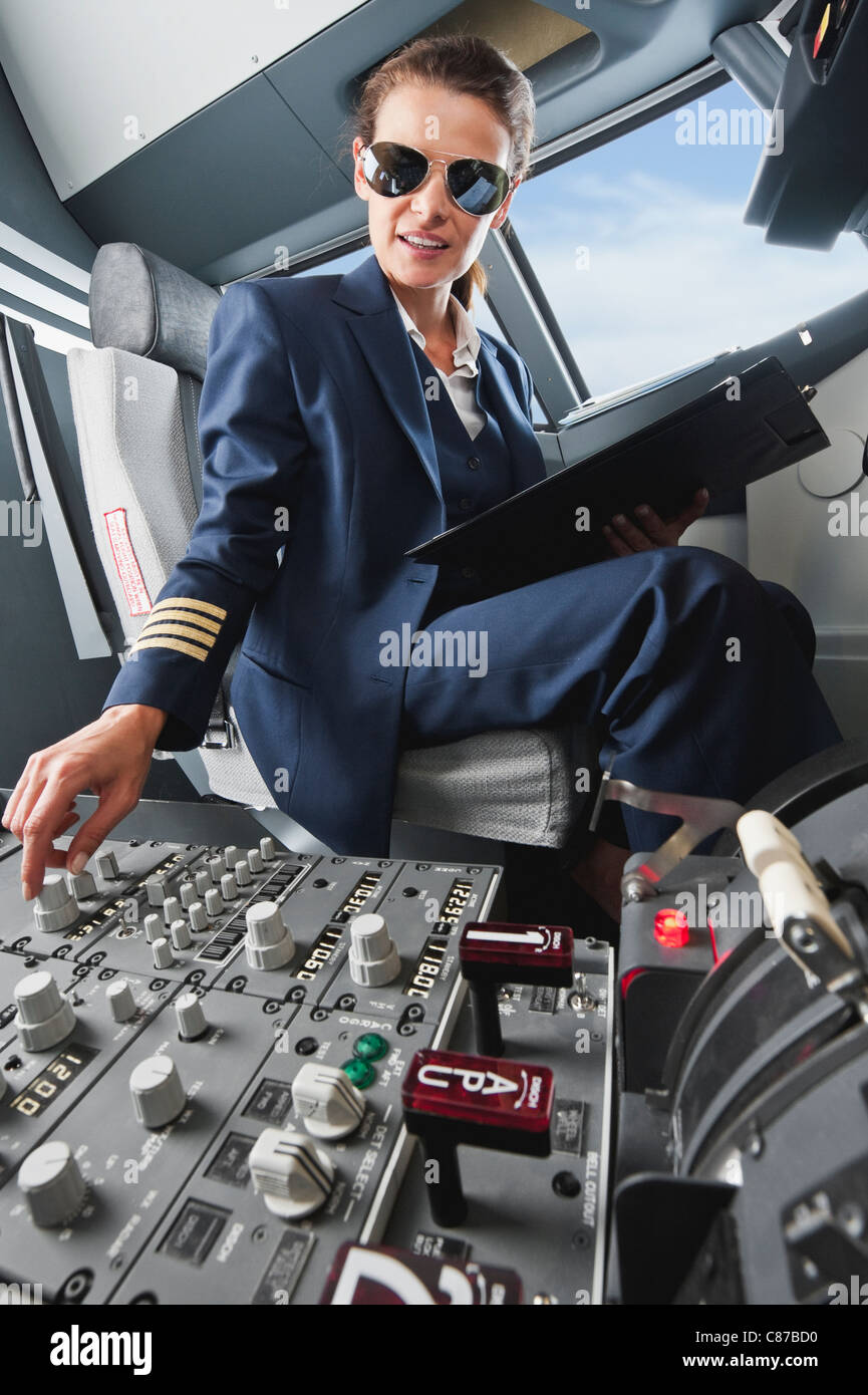 Deutschland, Bayern, München, Frau Flug Kapitän Pilotierung Flugzeug aus Flugzeug-cockpit Stockfoto