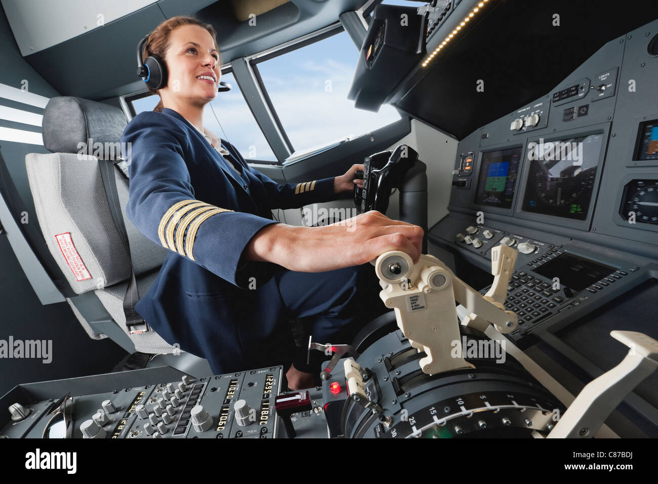 Deutschland, Bayern, München, Frau Flug Kapitän Pilotierung Flugzeug aus Flugzeug-cockpit Stockfoto