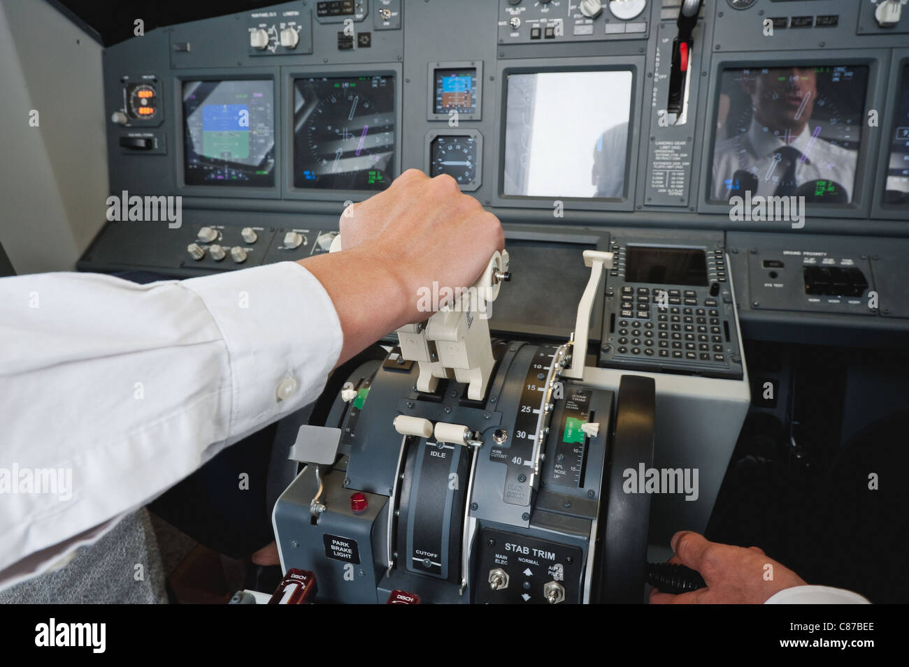 Deutschland, Bayern, München, Hände von Pilot und Kopilot Pilotierung Flugzeug aus Flugzeug-cockpit Stockfoto