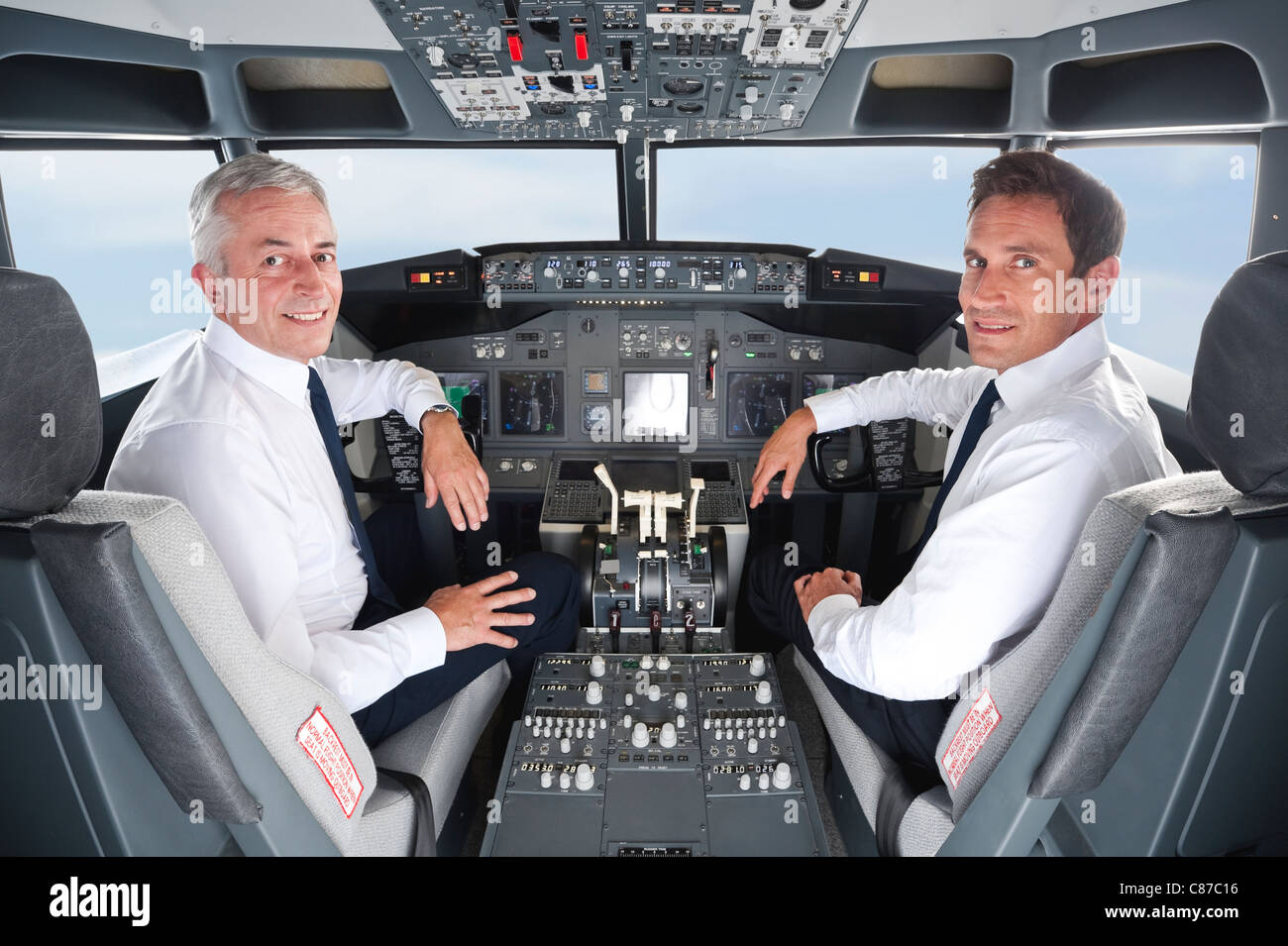 Deutschland, Bayern, München, Pilot und Kopilot Pilotierung Flugzeug aus Flugzeug-cockpit Stockfoto
