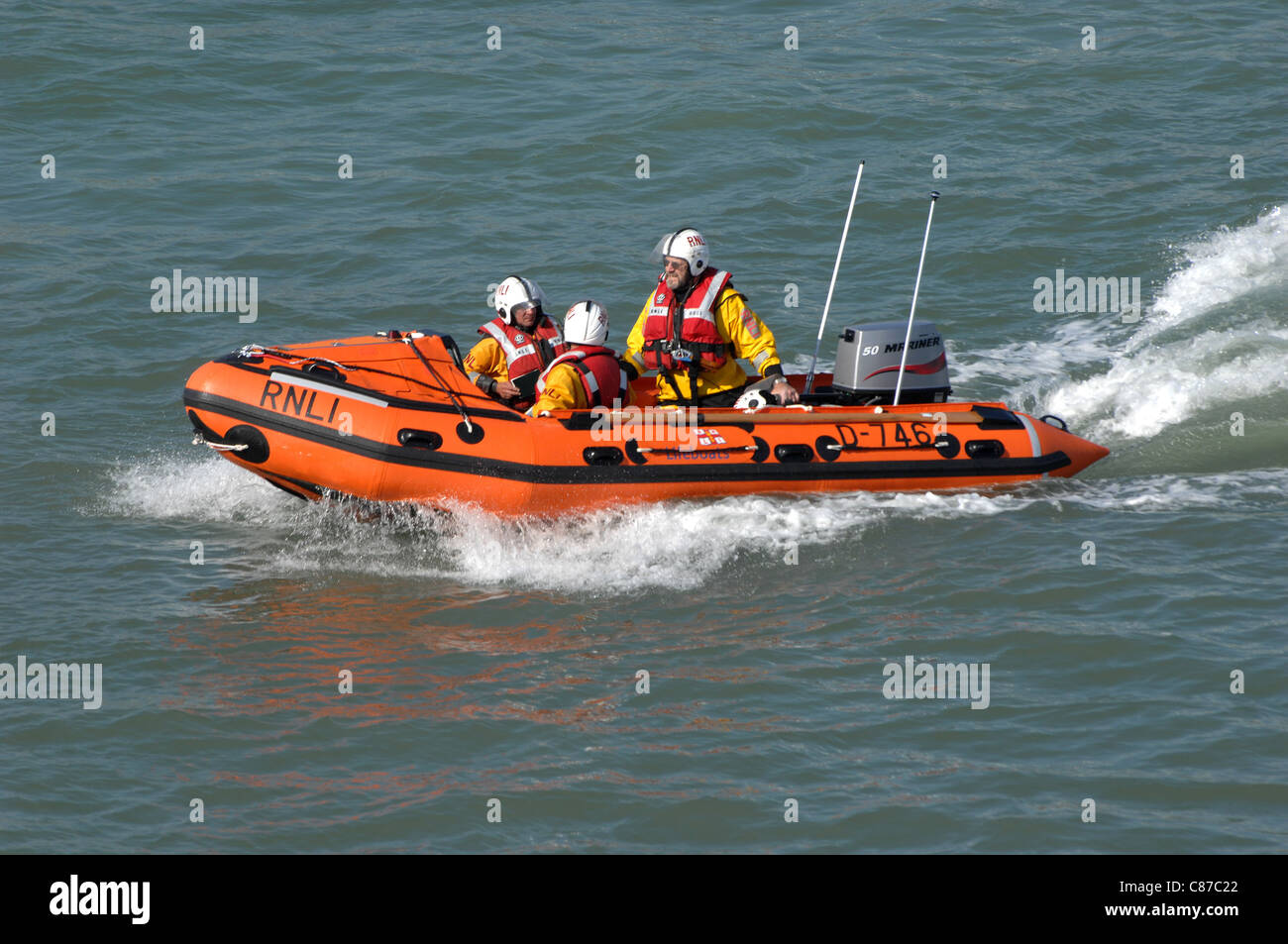 Rettungsboot-Mannschaft in Aktion. Cowes Isle Of Wight RNLI Avon Typ aufblasbare D-Klasse Rettungsboot im Solent, England. September 2011. Stockfoto