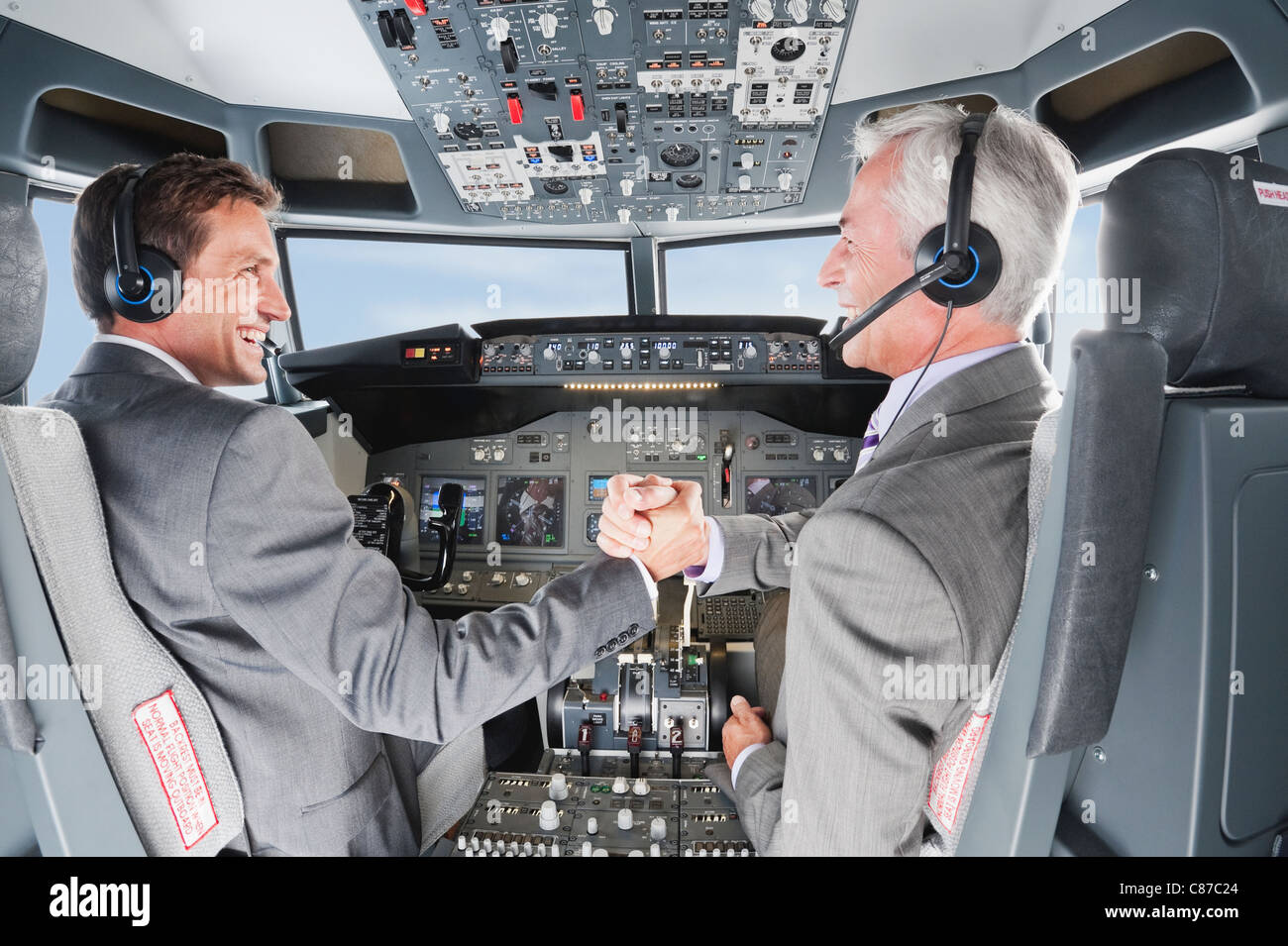 Deutschland, Bayern, München, Geschäftsleute, die Pilotierung Flugzeug aus Flugzeug-cockpit Stockfoto