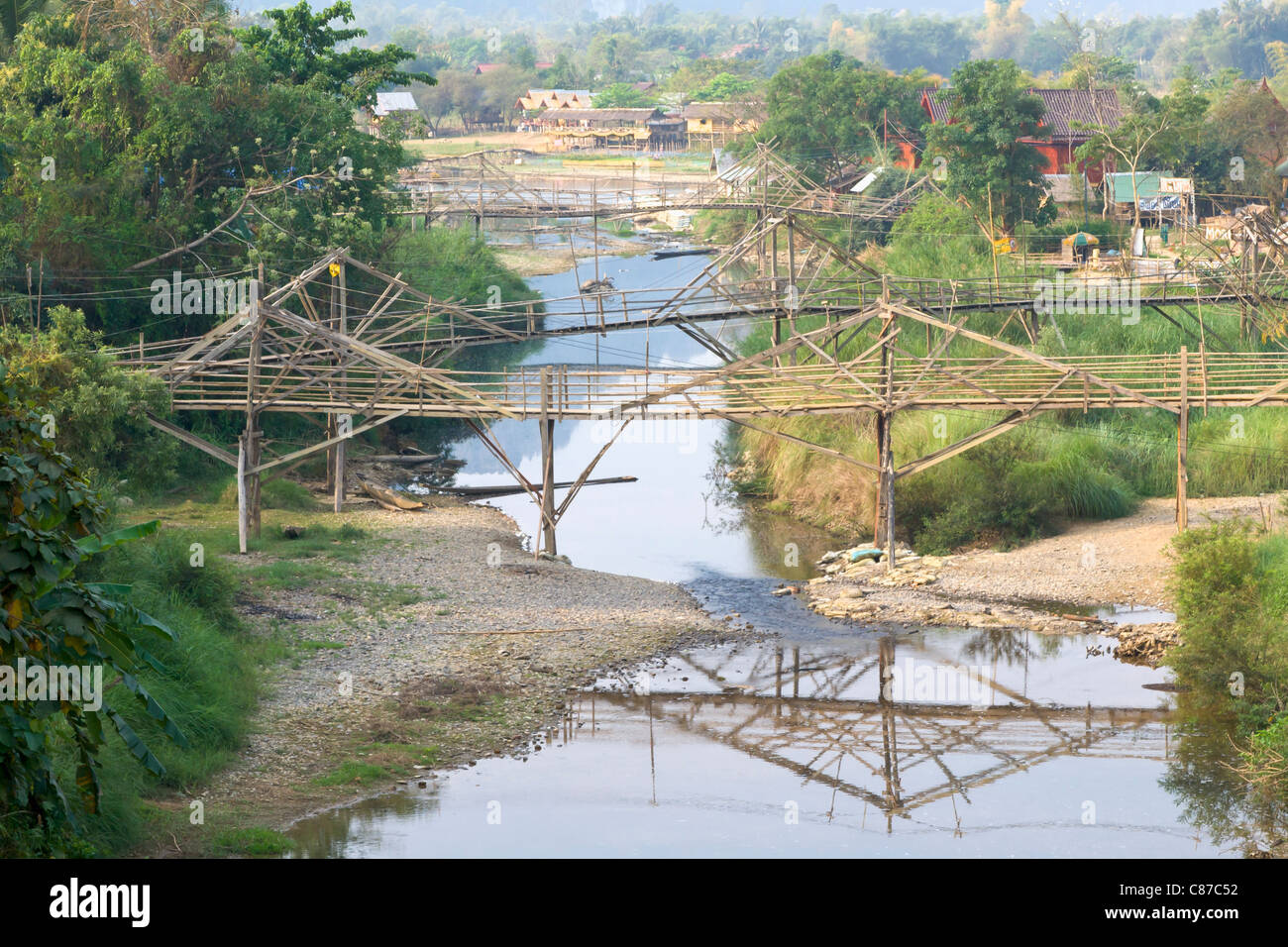 Stege über den Nam Song River in Vang Vieng, Laos. Stockfoto