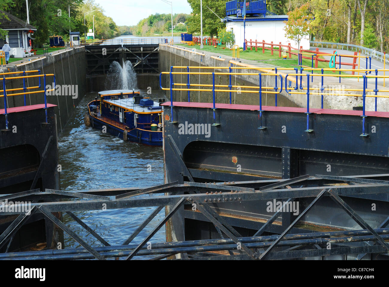Erie-Kanal sperren schließen Tore vor dem Wasserspiegel. Stockfoto