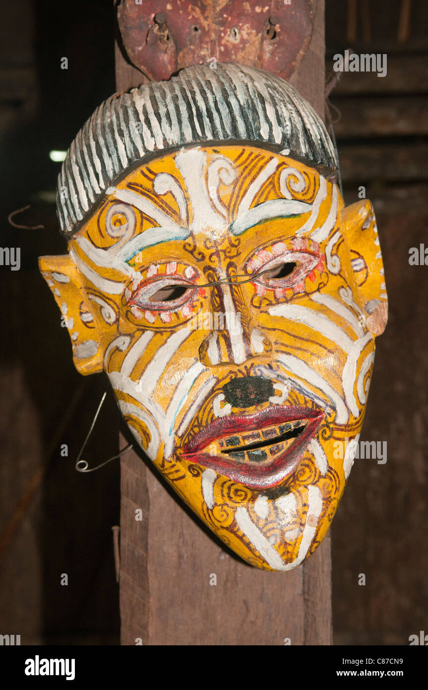 traditionelle Maske in einem Langhaus der Iban in Sarawak, Borneo, Malaysia Stockfoto