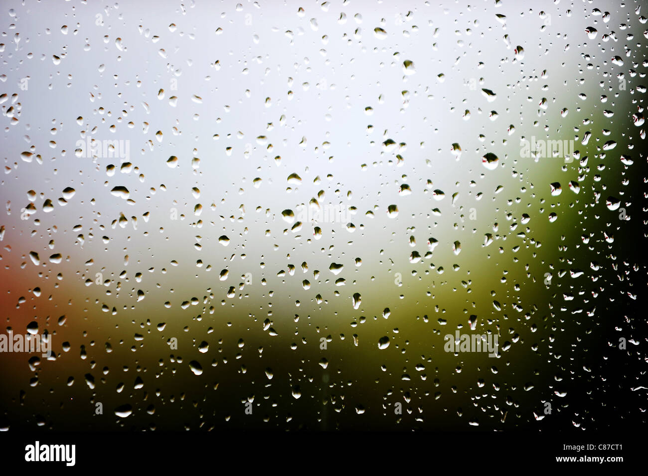 Regen Sie am Fenster eines Hauses in Bolton, Lancashire, England. Bild von Paul Heyes, Sonntag, 9. Oktober 2011. Stockfoto